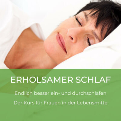 Eine Frau mit dunklen kurzen Haaren liegt mit einem entspannten Lächeln auf dem Gesicht auf einem weißen Kopfkissen.