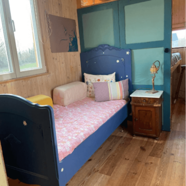 Ein gemütliches Bett im Zirkuswagen für Erholung am Auszeit-Wochenende